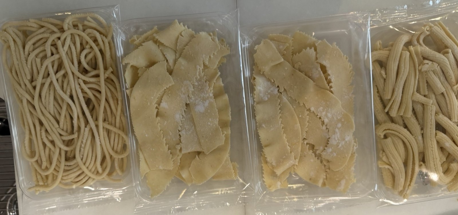 評価のために持ち込んだ4種類の麺。左から、細い丸麺、縁が波型の平打ち麺が2種類、溝のある太麺。